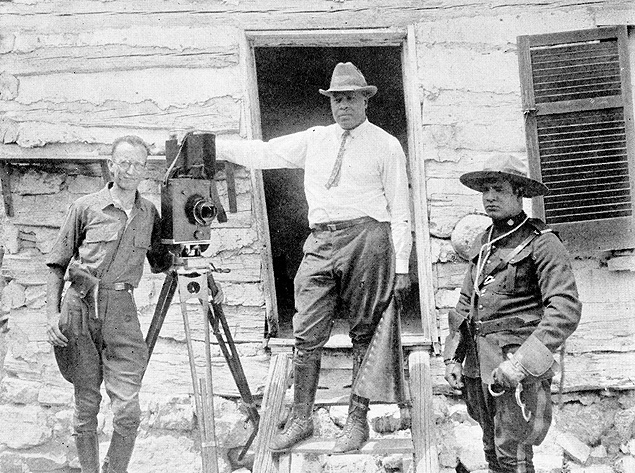 Diretor Oscar Micheaux (centro) em set de filmagem; o cineasta é homenageado com mostra que começa na quarta-feira, no CCBB