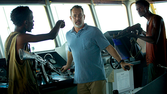 Ator Tom Hanks (centro) em cena de "Capitão Phillips"