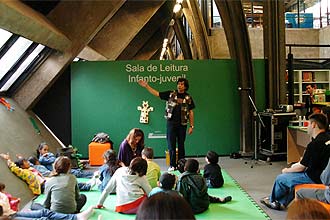 Contação de histórias voltadas para as crianças acontece no Centro Cultural São Paulo, localizado no bairro da Liberdade
