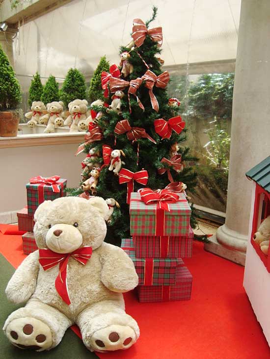 Daslu realiza oficinas e atividades gratuitas para crianças; ambiente é decorado com árvores e brinquedos
