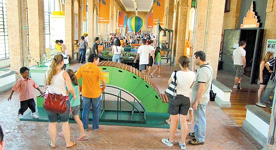 Ambiente do museu Catavento, dedicado às crianças, onde há brinquedos e exposições interativas