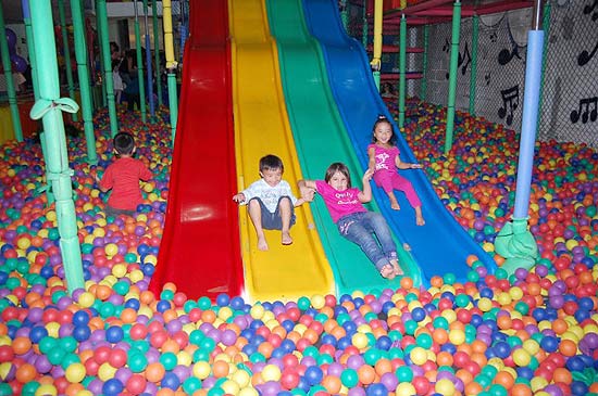 Amazing Balls tem piscina com mais de 310 mil bolinhas e tobogã (foto), além de outros brinquedos