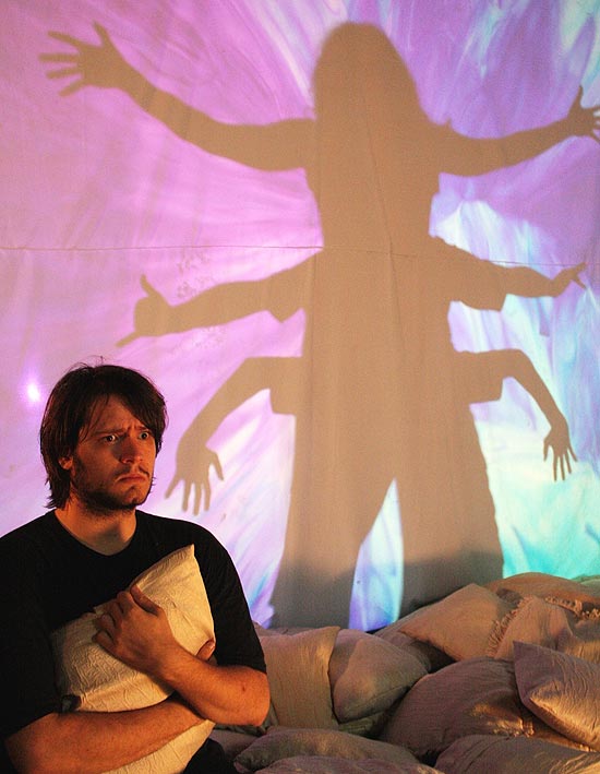 Artur Coen (foto) em cena da peça "O Pato, a Morte e a Tulipa", que estreia no teatro Cacilda Becker
