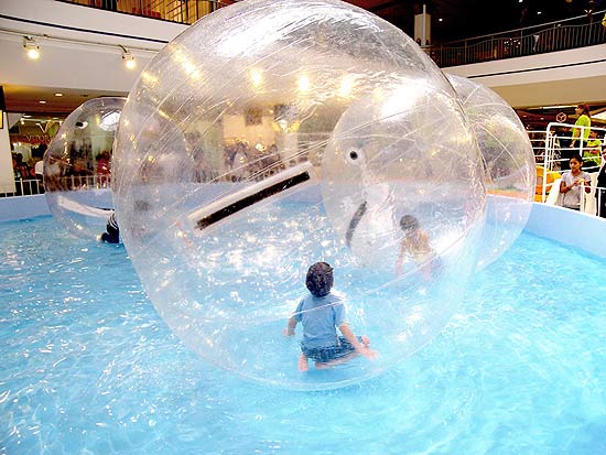 No Play Ball, crianças e adultos podem brincar dentro de enormes bolas plásticas que ficam em piscina