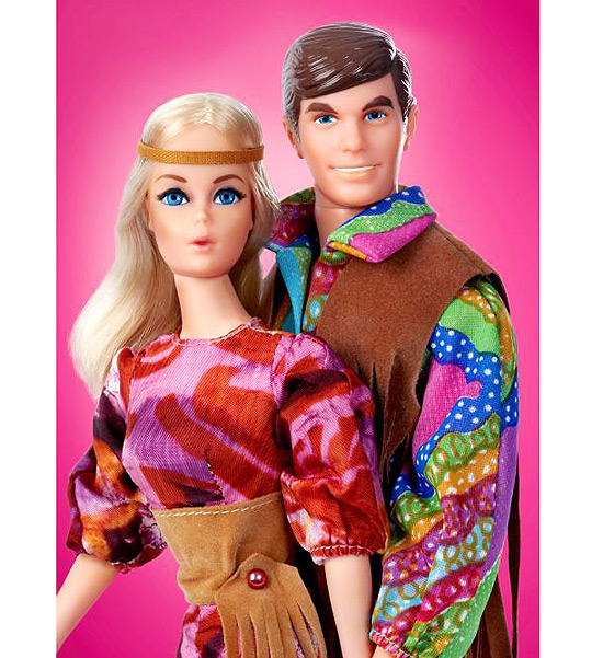 Barbie e Ken comemoram cinquenta anos de relação. Na foto, a versão hippie do casal