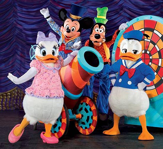 Personagens se unem a ilusionistas para apresentar o espetáculo "Disney Live! As Mágicas do Mickey"