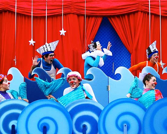 No mês do circo, trupe de palhaços anima o espetáculo "Água", em cartaz na praça do Sesc Pinheiros