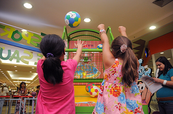 Basquete (foto) é uma das atividades para a criançada no espaço Turma da Mônica no Mundo dos Esportes