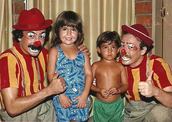 Eduardo Sterblitch (sem camisa), aos 4 anos, com os palhaços Xuxu e Xuxuzinho