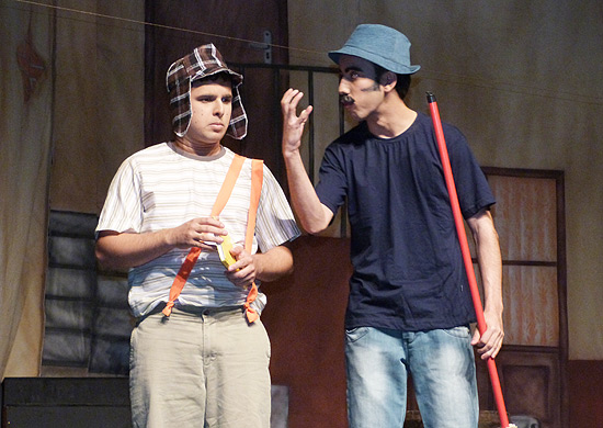 Peça "A Turma do Chaves" mostra o dia-a-dia da vila com cenário e figurinos similares aos do seriado da TV