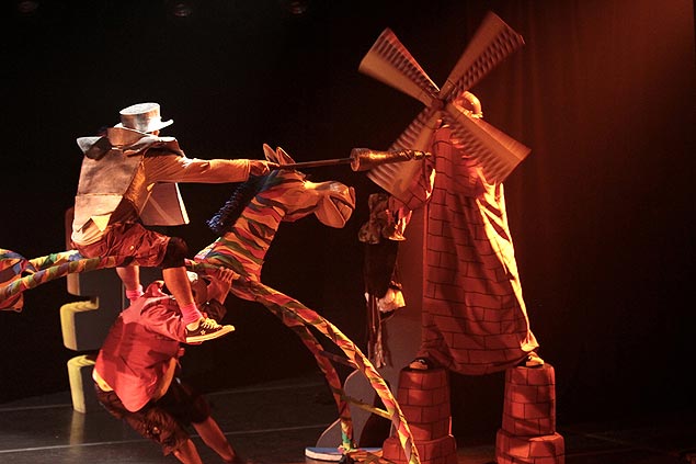 Peça "O Buraco do Muro", em cartaz no teatro Sérgio Cardoso, revisita contos de aventura tradicionais como "Dom Quixote"