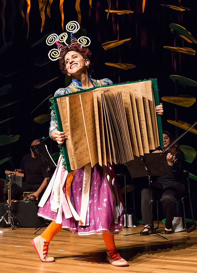 No espetáculo "Operilda na Floresta Amazônica", a personagem interpretada por Andrea Bassitt interage com um livro "mágico".