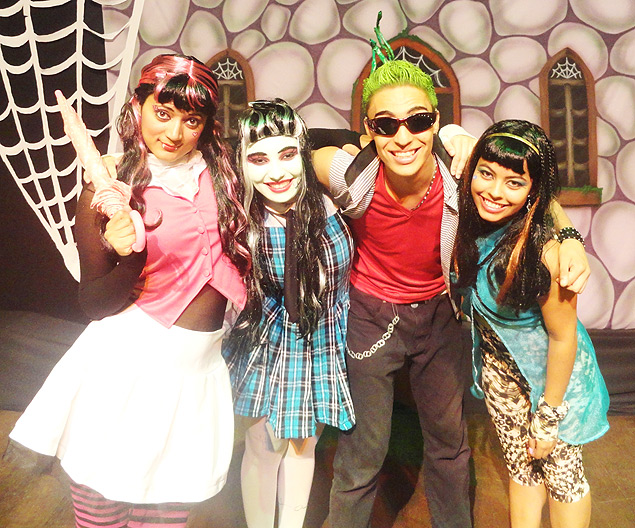 O elenco de "Monster High no Teatro", da produtora Loucos por Teatro, em cartaz no teatro Juca Chaves, no Itaim Bibi