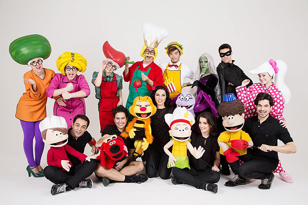 O elenco do espetáculo "Zuzubalândia - O Musical", que conta com bonecos e atores-manipuladores, estreia no Teatro das Artes 