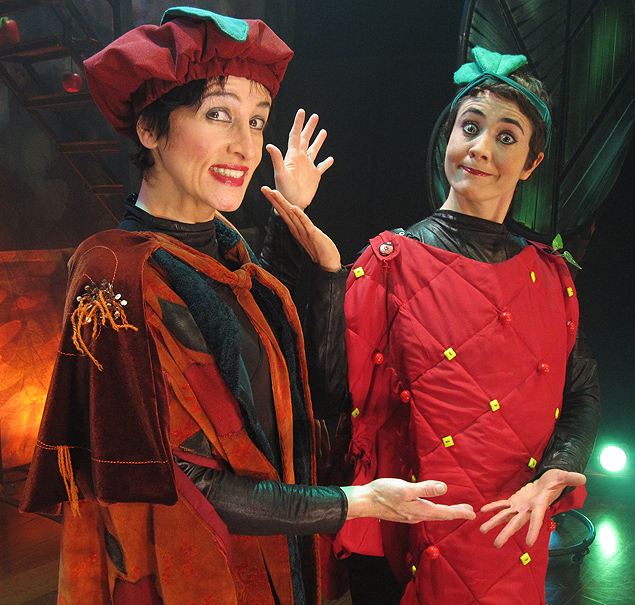 As atrizes Alexandra Golik e Layla Ruiz interpretam várias personagens no espetáculo infantil "Coquetel de Fadas"