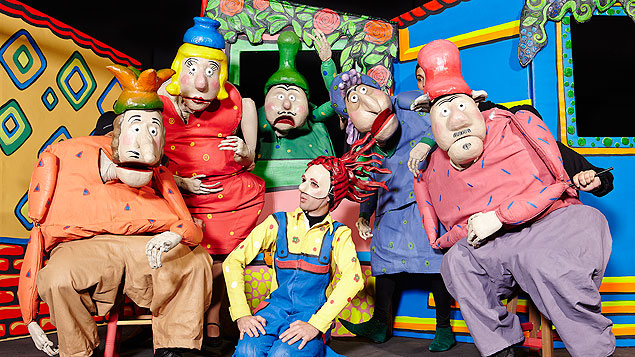 O colorido espetáculo tem bonecos gigantes em um cenário no estilo dos quadrinhos