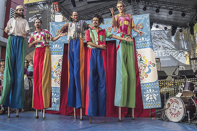 A Cia. Rosa dos Ventos apresenta o espetáculo circense "Saltimembe Mambembancos" no Sesc Pinheiros 
