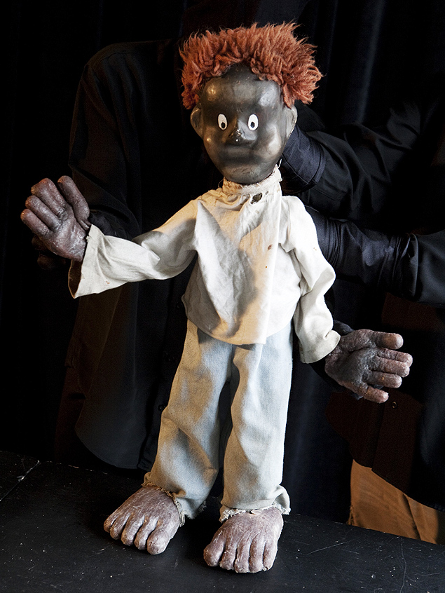 Boneco personagem da peça teatral "Cidade Azul", do grupo de teatro de bonecos Cia. Truks 