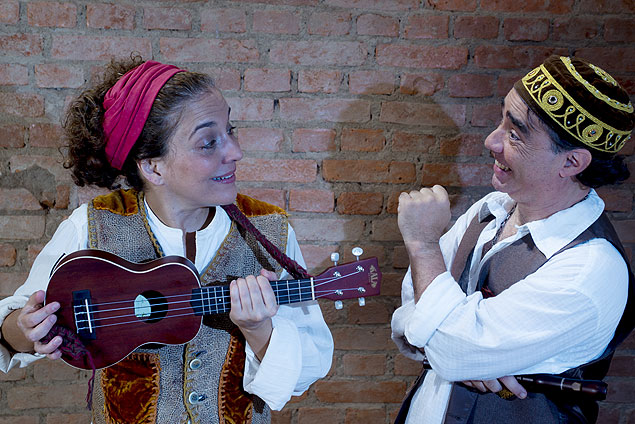 Ana Luísa Lacombe e Paulo Rogério Lopes fazem releitura dos contos dos Irmãos Grimm na peça "As Três Penas do Rabo do Grifo".