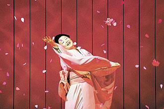 A soprano Eiko Senda em ensaio de "Madama Butterfly", de Puccini, no Teatro Municipal, em SP, em 2008
