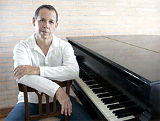 Pianista Fábio Caramuru (foto) é o diretor musical do projeto Pocket Trilhas, em SP