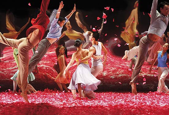 Coreografia "Whisper of Flowers" (foto), feita pela companhia Cloud Gate Dance Theatre, conta com 20 bailarinos