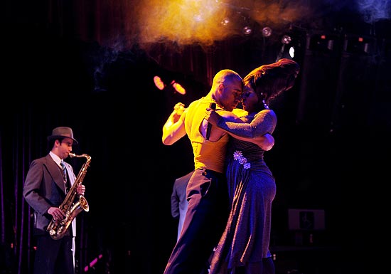 Musical "Emoções Baratas" (foto), de José Possi Neto, recria clima de cabarés ao som do jazz de Duke Ellington