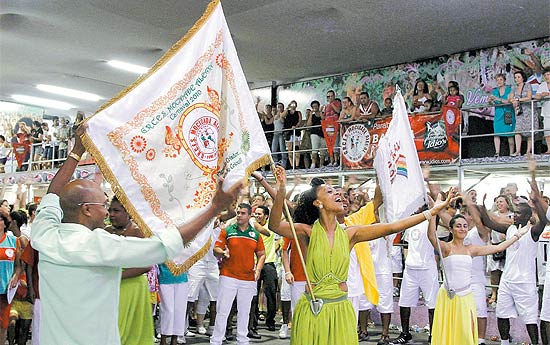 Mestre-sala e porta-bandeira da escola de samba Mocidade Alegre, que faz ensaio no domingo (20)