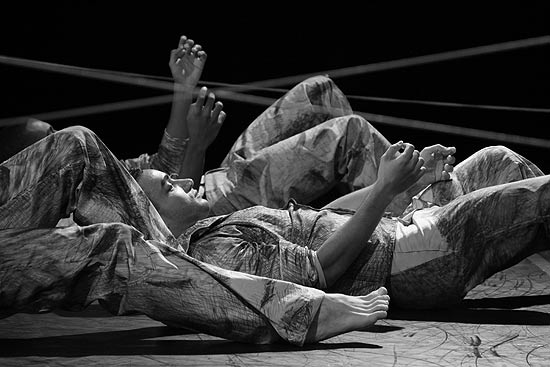 Cena de "Inquieto", coreografia inédita de Henrique Rodovalho que a São Paulo Cia. de Dança apresenta no Sesc Pinheiros