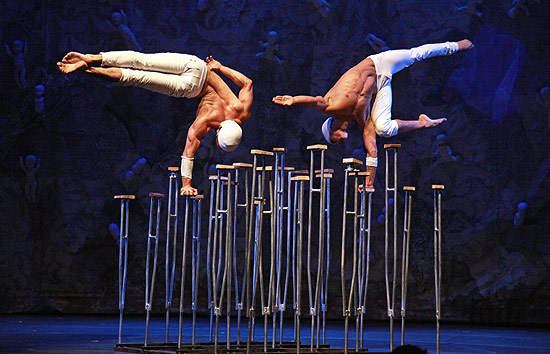 Cena de "DNA - Somos Todos muito Iguais", novo espetáculo do grupo Circo Roda, que está no Sesc Pinheiros.