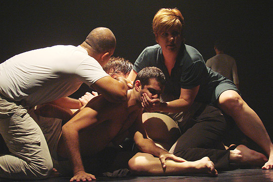 Cena do espetáculo "Dimensão Oculta", da companhia Danças, que participa do Semanas de Dança - Público, no Centro Cultural São Paulo