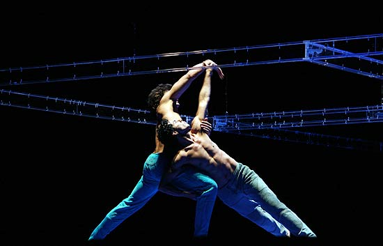 Cena da coreografia "Entre o Corpo e o Azul", de Henrique Rodovalho, que integra o projeto "Coreógrafos", da companhia de dança Sociedade Masculina