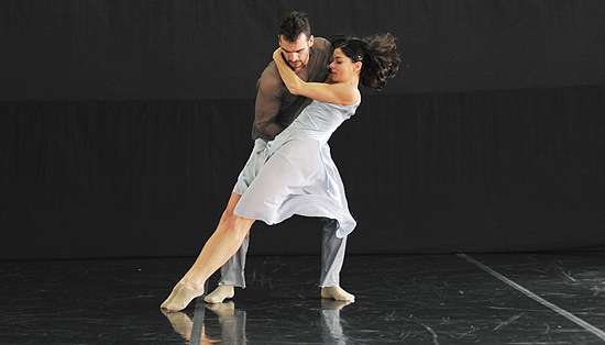 Balé da Cidade de São Paulo em cena da coreografia "Nos Outros", da diretora Lara Pinheiro