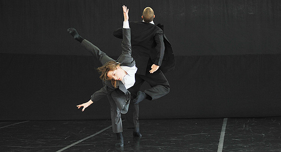 Balé da Cidade de São Paulo em cena da coreografia "Cidade Incerta", de André Mesquita