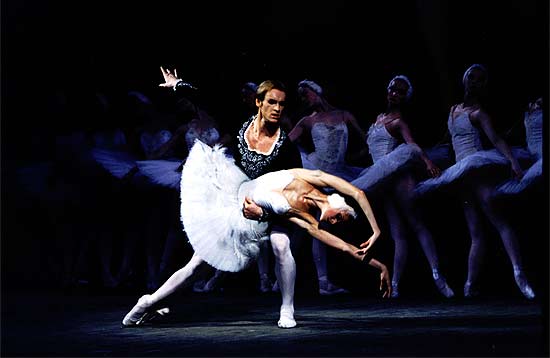 O clássico Kirov Ballet em cena do espetáculo "O Lago dos Cines", que conta com músicas de Tchaikóvski