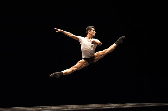 Bailarino Yoshi Suzuki, da São Paulo Cia. de Dança, em cena da coreografia "Ballet 101", de Eric Gauthier