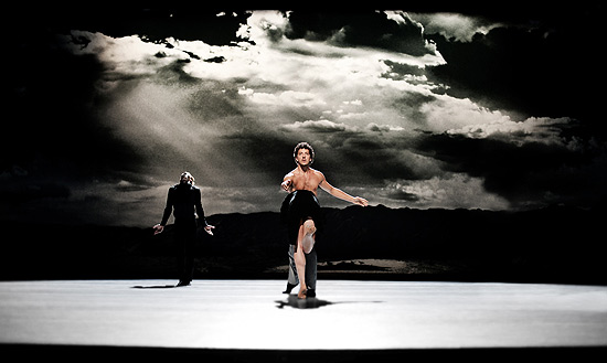 A companhia Nederlands Dans Theater 1 em cena da coreografia "Schmetterling", de Paul Lightfoot e Sol León
