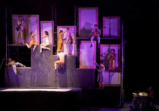 A companhia francesa Cirque Plume em cena do espetáculo "L'Atelier du Peintre"
