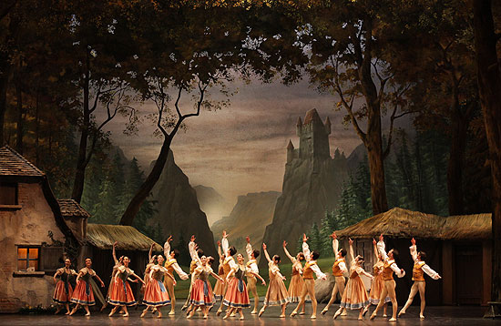 O Ballet do Teatro Scala de Milão em cena da clássica coreografia "Giselle"