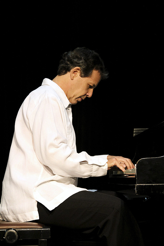 O pianista Fbio Caramuru faz concerto com Marco Bernardo, Gabriel Levy e J.G Alves