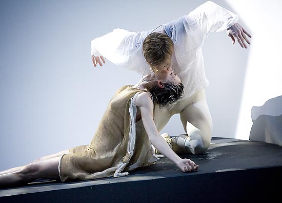 A companhia Les Ballets de Monte-Carlo em cena da clássica coreografia "Romeu e Julieta" 