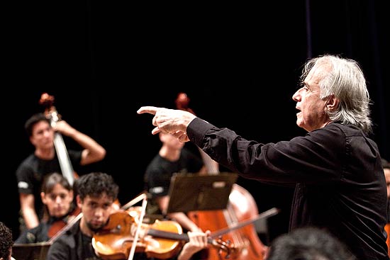 João Carlos Martins (foto) conduz o concerto de abertura da temporada 2013 da Orquestra Filarmônica Bachiana 