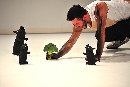 Fernando Belfiore no espetáculo "You Must", que integra a programação do 5º Festival Contemporâneo de Dança