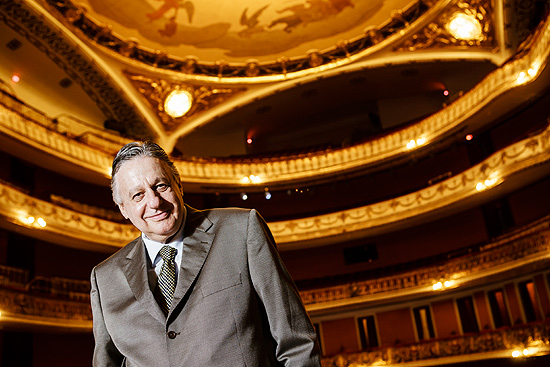 John Neschling (foto), novo diretor artístico do Theatro Municipal, rege concertos neste fim de semana