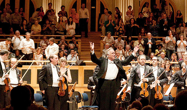 O maestro João Carlos Martins rege a Orquestra Bachiana em concerto gratuito no Masp 