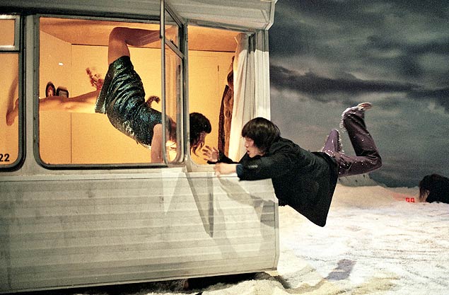 A companhia belga Peeping Tom em cena do espetáculo "32 Rue Vandenbranden", que participa do festival O Boticário na Dança no Auditório Ibirapuera