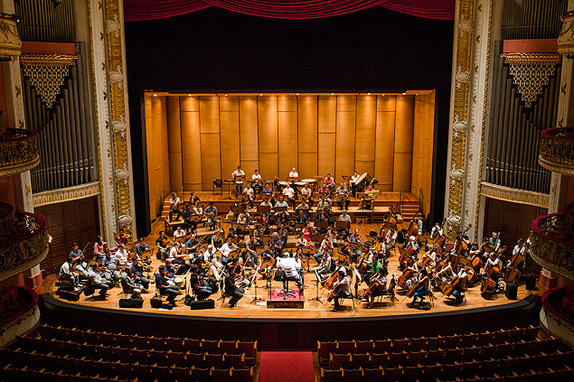 O regente titular John Neschling comanda a Orquestra Sinfônica Municipal, que apresentará trechos de dez óperas diferentes