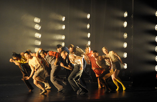 Companhia britânica Hofesh Shechter em cena da coreografia "Political Mother", que integra a programação do 1º Festival O Boticário na Dança
