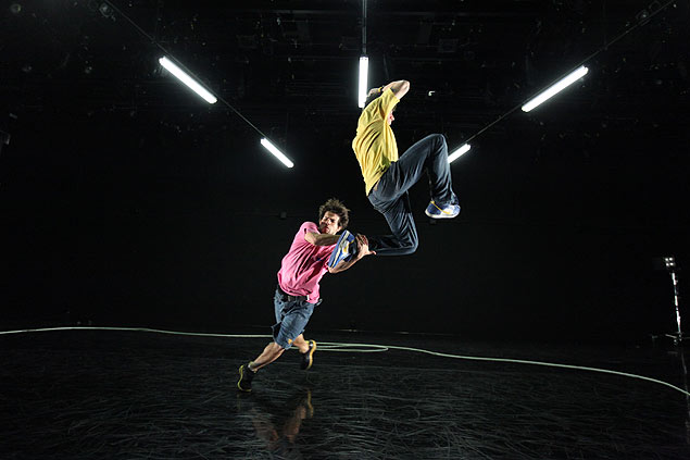 Companhia fluminense Grupo de Rua em cena da coreografia "H3", que integra a programação do 1º Festival O Boticário na Dança