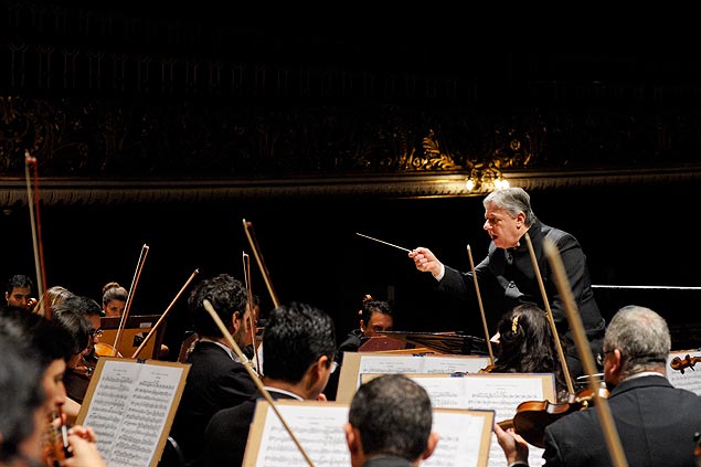 John Neschling rege a Orquestra Sinfônica Municipal em concertos com peças de Mozart e de Chostakóvitch neste fim de semana